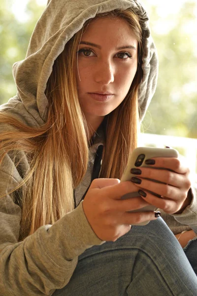 Adolescente Loira Assistindo Seu Telefone Celular — Fotografia de Stock