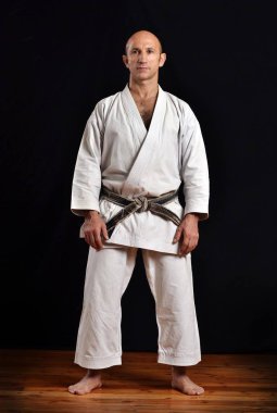 Dövüş sanatları karate ana eğitim siyah arka plan üzerine.