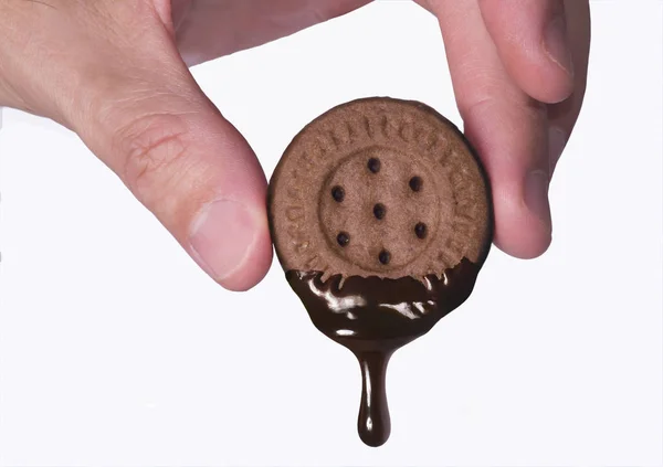 チョコレート クリームにチョコレート クッキーを沈める手 — ストック写真