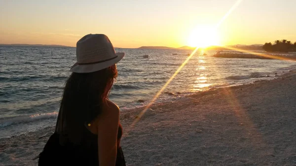 Νεαρή Γυναίκα Περπάτημα Στην Παραλία Ηλιοβασίλεμα — Φωτογραφία Αρχείου