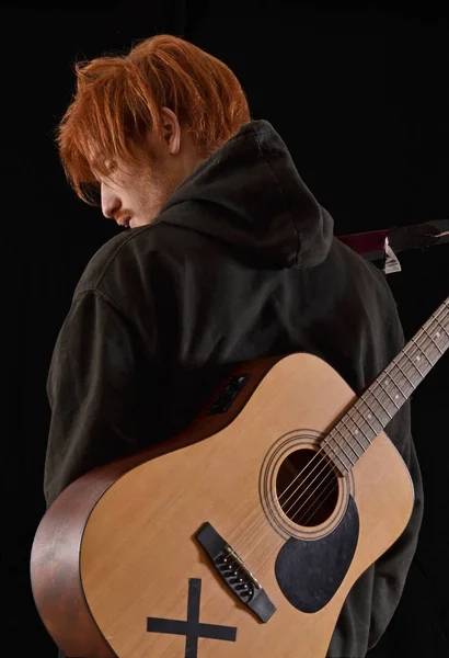 Artista Cantor Músico Segurando Uma Guitarra Fundo Preto — Fotografia de Stock