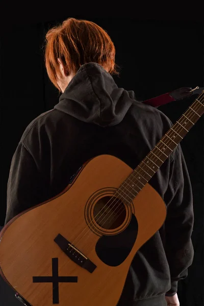 黒い背景にギターを抱えてミュージシャン歌手アーティスト — ストック写真