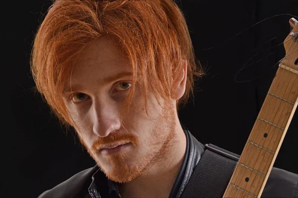 Músico Cantante Artista Sosteniendo Una Guitarra Sobre Fondo Negro — Foto de Stock