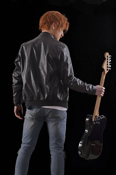Artiste Chanteur Musicien Tenant Une Guitare Sur Fond Noir — Photo