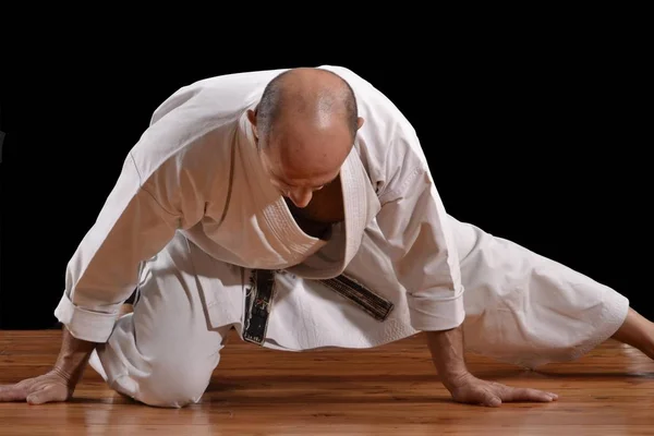 Besiegte Karate Mann Isoliert Auf Schwarzem Hintergrund — Stockfoto