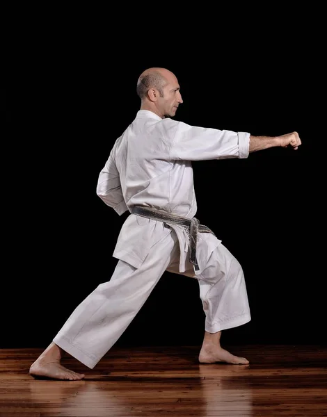 Artes Marciales Entrenamiento Maestro Karate Sobre Fondo Negro —  Fotos de Stock