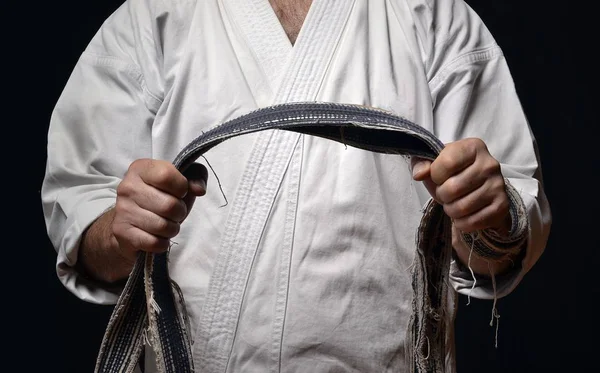 Karate Shotokan Maestro Sosteniendo Cinturón Negro —  Fotos de Stock