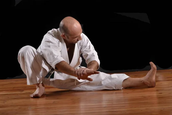 Vechtsporten Karate Master Opleiding Zwarte Achtergrond — Stockfoto