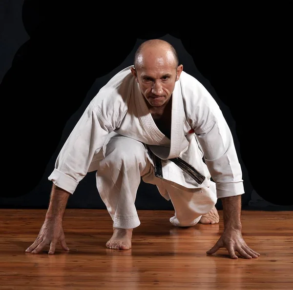 Arti Marziali Karate Master Formazione Sfondo Nero — Foto Stock