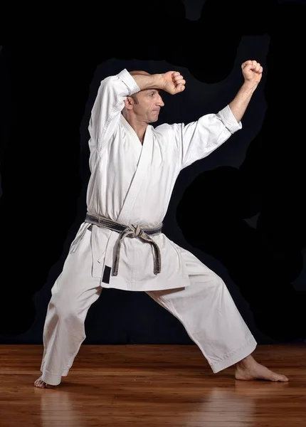 Artes Marciales Entrenamiento Maestro Karate Sobre Fondo Negro —  Fotos de Stock