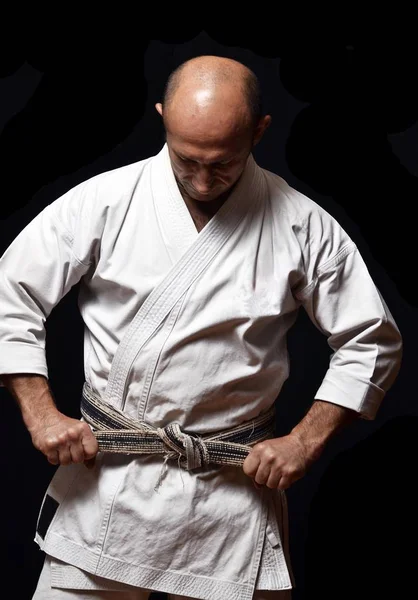 Shotokan Karate Ustası Onun Siyah Kemer Tutarak — Stok fotoğraf