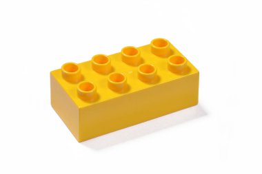 Plastik oyuncak tuğla beyaz arka plan, inşaat konsepti izole.