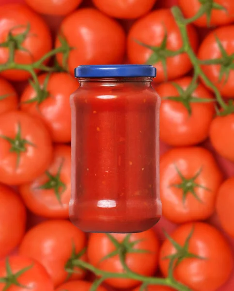 Puszka Sosem Pomidorowym Świeżych Pomidorów Tle — Zdjęcie stockowe