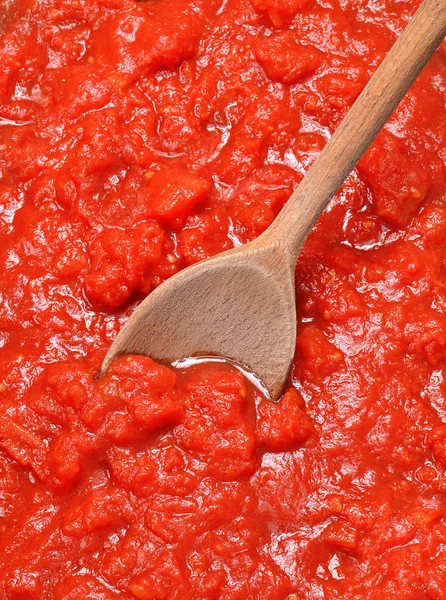 木勺在新鲜煮熟的番茄酱 — 图库照片