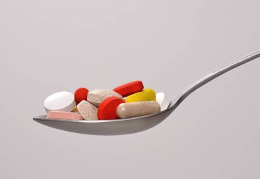 çay kaşığı çeşitli hap kapsülleri