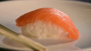 somon nigiri suşi rulo soya sosu.