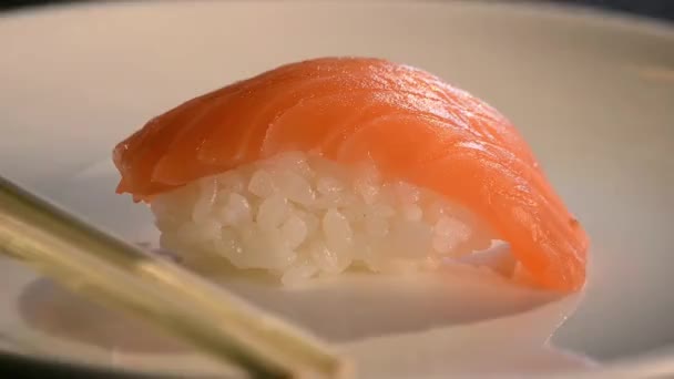 Sos Sojowy Łososia Nigiri Sushi Roll — Wideo stockowe