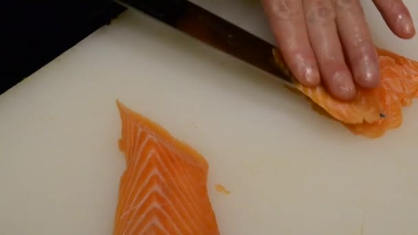 Chef Asiático Cortando Bife Salmão Cozinha Mesa Branca — Vídeo de Stock