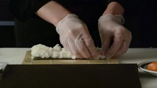 Šéfkuchař Dělá Sushi Rolky Červeným Lososem Kuchyni Restaurace Stole — Stock video