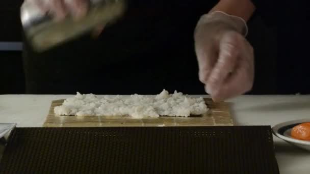 Šéfkuchař Dělá Sushi Rolky Červeným Lososem Kuchyni Restaurace Stole — Stock video