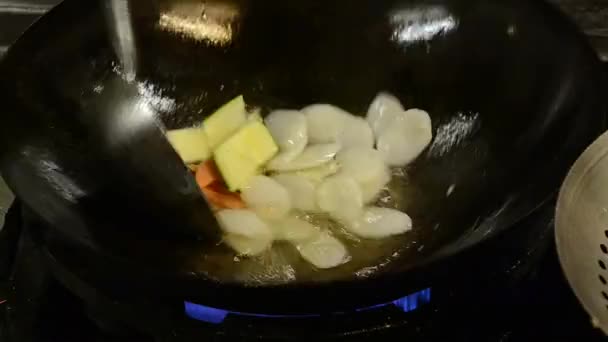 大きな鍋でアジア料理のフライドポテトレストランキッチンで — ストック動画