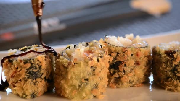 Rouleaux Sushi Saupoudrer Sauce Teriyaki Sur Fond Plat Blanc — Video