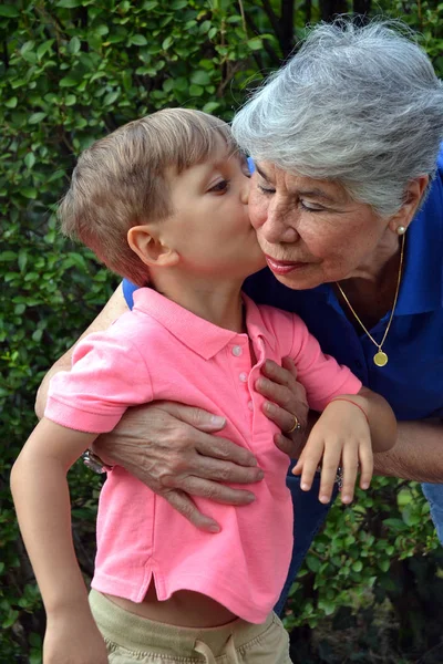 Ευτυχισμένη Γιαγιά Και Εγγονός Περνούν Χρόνο Τους Μαζί Στο Πάρκο — Φωτογραφία Αρχείου