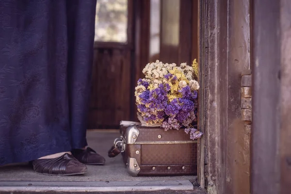 Maleta Flores Secas Fragmento Patas Femeninas Pantalones Azules Zapatos Vagón —  Fotos de Stock