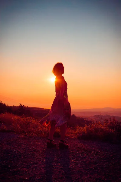 Silhouette Une Belle Jeune Fille Sur Montagne Coucher Soleil — Photo