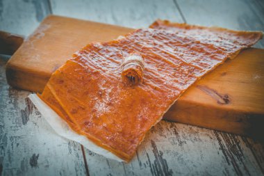 Mandarine pastila gri ahşap masa üstünde a ahşap tahta üzerinde