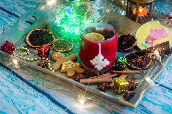 Nya Årets Stilleben Med Mugg Med Stickade Kopp Täcka Kakor — Stockfoto