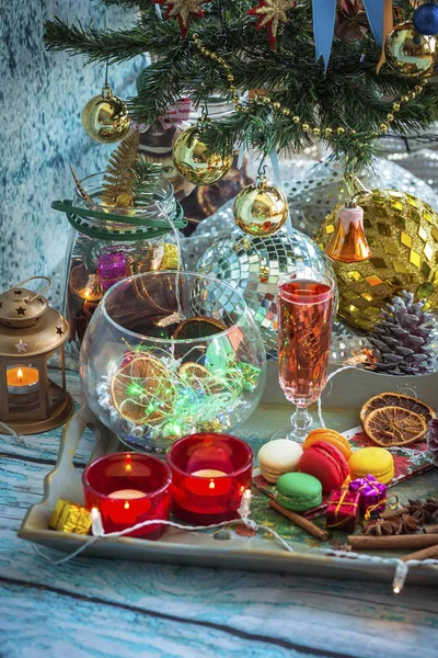 Weihnachtsstillleben Mit Einem Glas Wein Makronen Kerzen Trockenfrüchten Und Gewürzen — Stockfoto