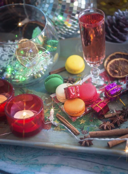 크리스마스 마카롱 향미료의 유리를 아직도 색조와 Bokeh와 — 스톡 사진