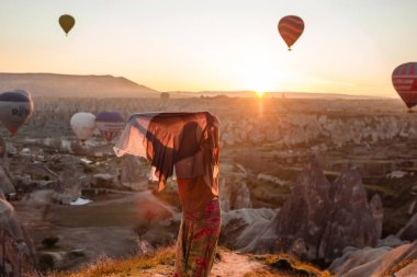 Hava balonları arka planda Kız