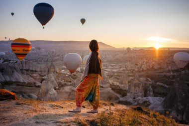 Hava balonları arka planda Kız