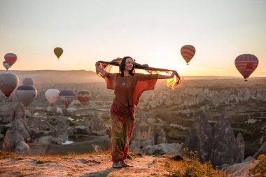 Hava balonları arka planda Kız