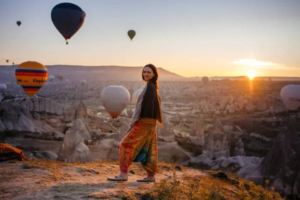 Flicka på bakgrunden av Luftballonger — Stockfoto