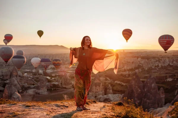 Girl on the background of air balloons — Stock Photo, Image