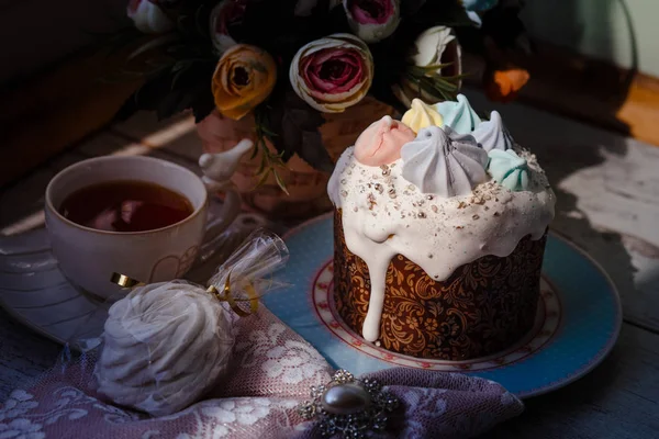 Tort wielkanocny ozdobiony Marshmallow — Zdjęcie stockowe