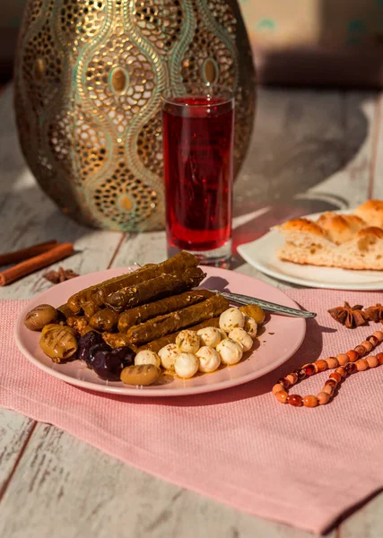 テーブルの上にチーズ オリーブ パイド シャーベットドリンク ロザリオと調味料とプレート上のトルコのサルマ 被写界深度が浅い写真 — ストック写真