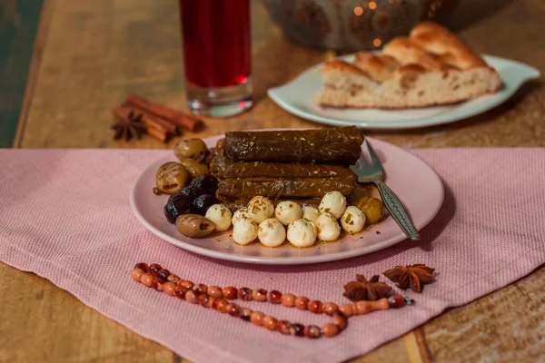 盘子里的土耳其沙司 桌上放着奶酪 山楂酒 念珠和调味品 地面浅层的照片 — 图库照片