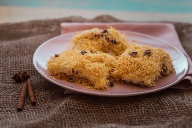 Tabakta fındık ve peçeteyle Türk usulü muhallebi kadaif.