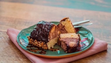 Malaga keki bir tabakta dilimlenmiş bir peçeteyle çay ile