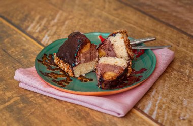 Malaga keki bir tabakta dilimlenmiş bir peçeteyle çay ile