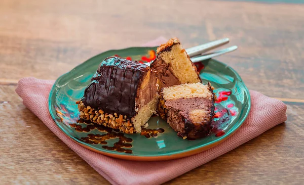 Tarta Málaga Rebanada Plato Con Una Servilleta Con — Foto de Stock