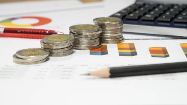 Para yatırım, hisse senedi, iş yapma iş kavramı geliştirme, Döviz, para büyüme. Tayland kralı ve doları banknot Tay mektup anlamı