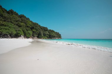 Güzel tropikal Tayland beach, mavi deniz ve beyaz kum ile