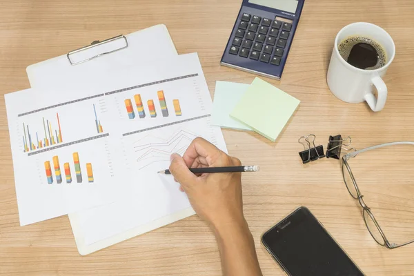 Ofis, banka donatımı ve becerikli bir ahşap masa arka plan üzerine karışımı. Üstten görünüm.