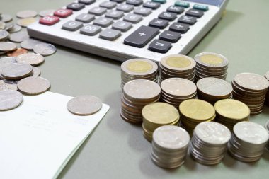 Yatırım, yığınla para, hisse senedi, iş geliştirme, takas, para büyümesi gibi ticari konular. Tayland harfi Tayland Kralı anlamına gelir.