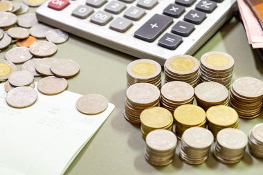 Yatırım, yığınla para, hisse senedi, iş geliştirme, takas, para büyümesi gibi ticari konular. Tayland harfi Tayland Kralı anlamına gelir.